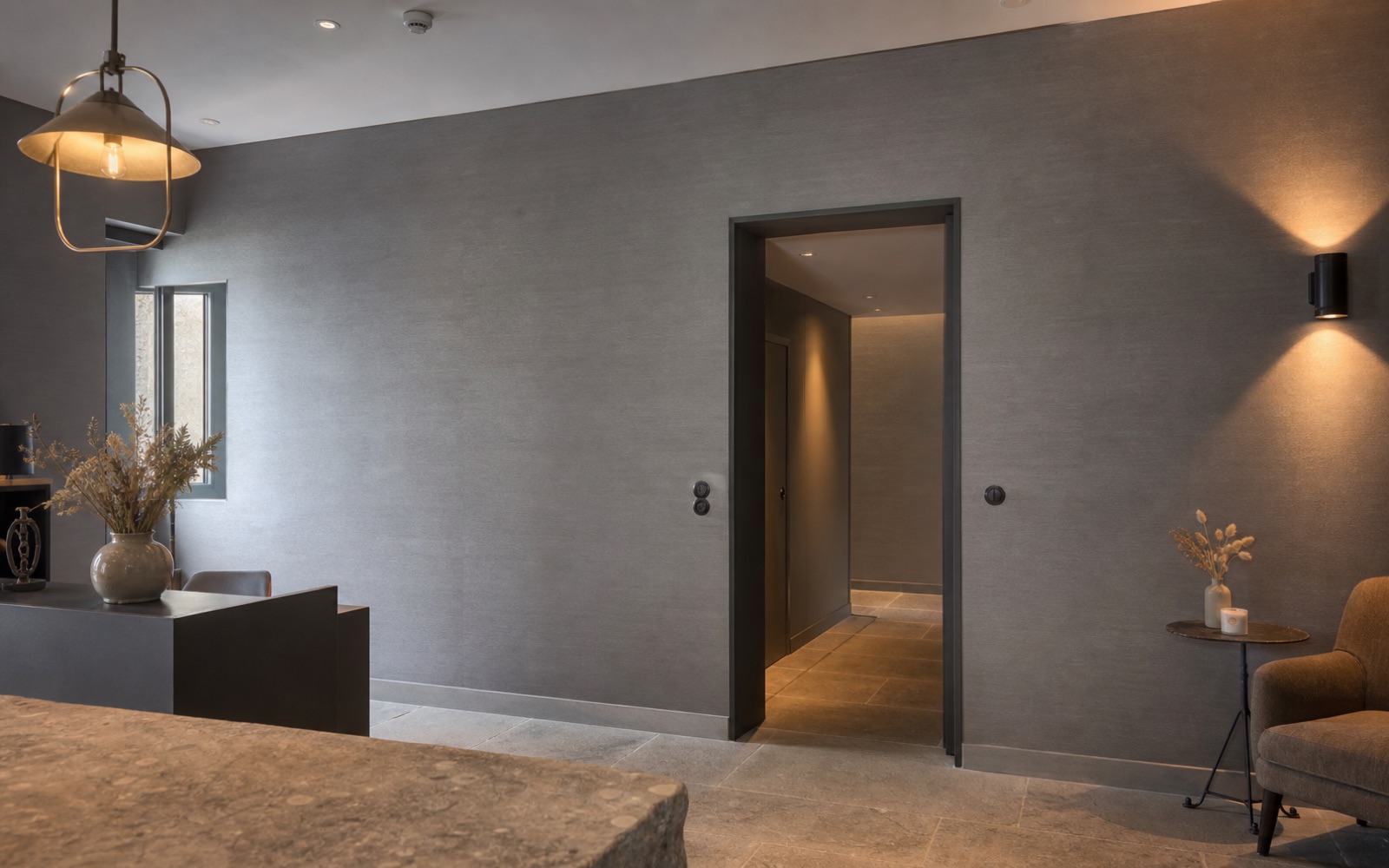 Mur gris dans un espace professionnel avant transformation